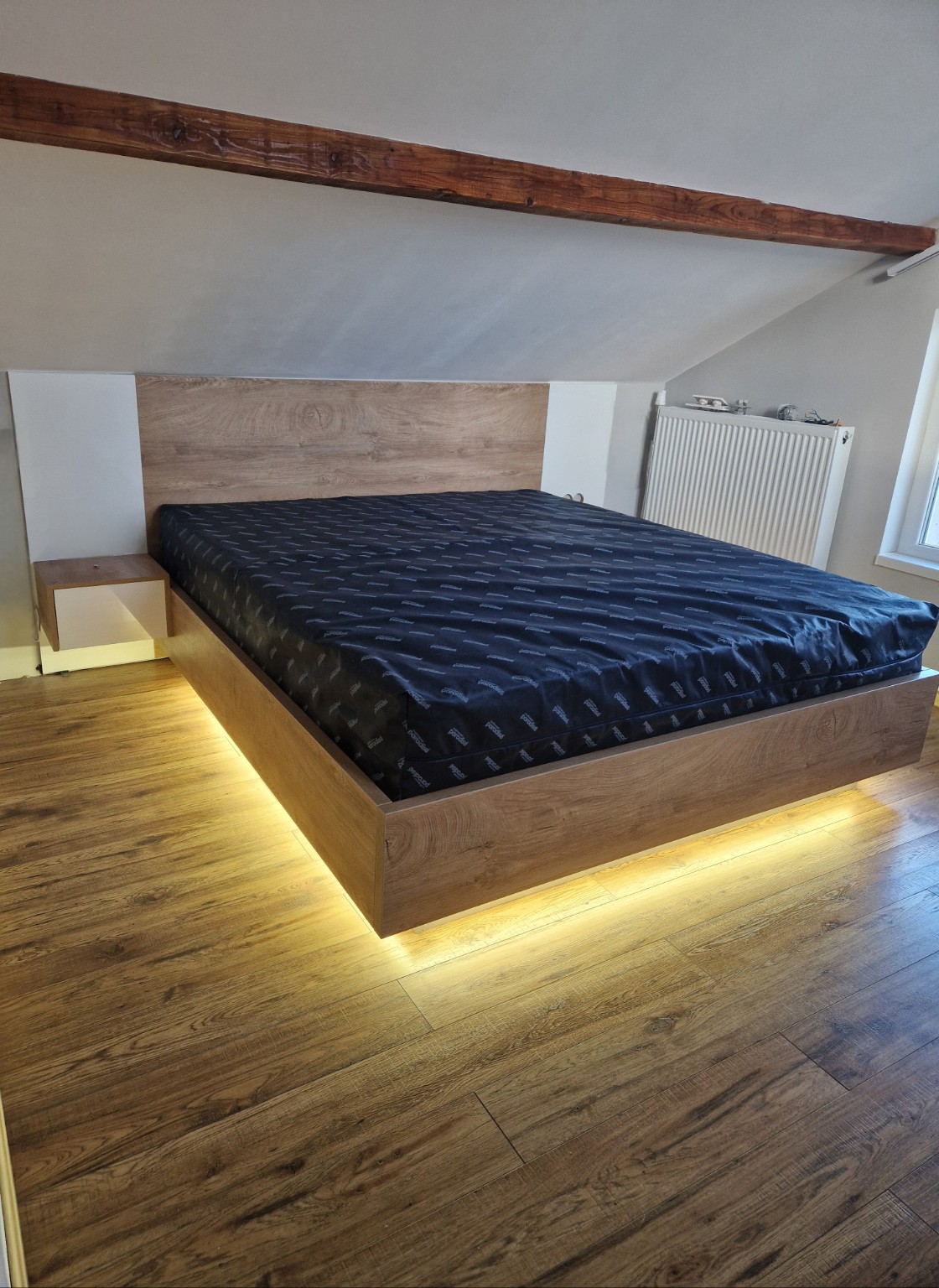 Спалня с плаващо легло и LED осветление