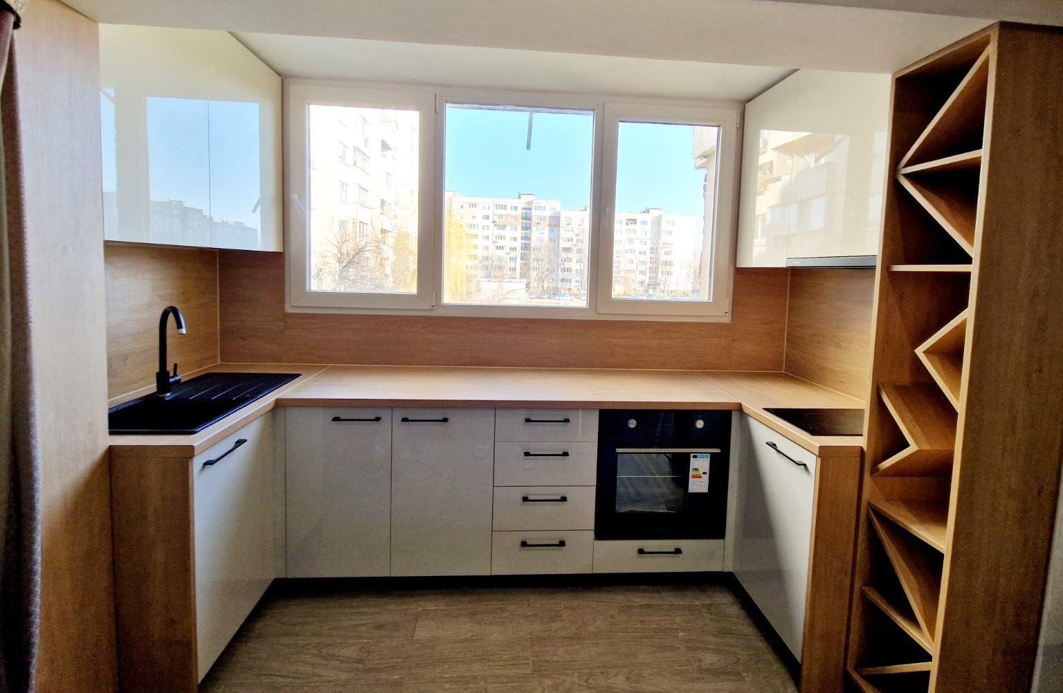 Светла кухня с панорамен прозорец